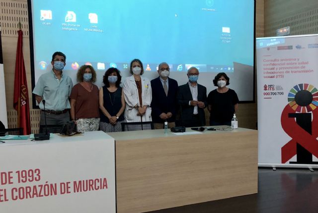 Un centenar de profesionales de Atención Primaria se forman en detección precoz del VIH - 1, Foto 1