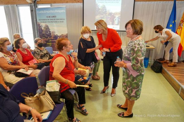 La alcaldesa anima a denunciar situaciones de abuso o abandono de personas mayores - 1, Foto 1
