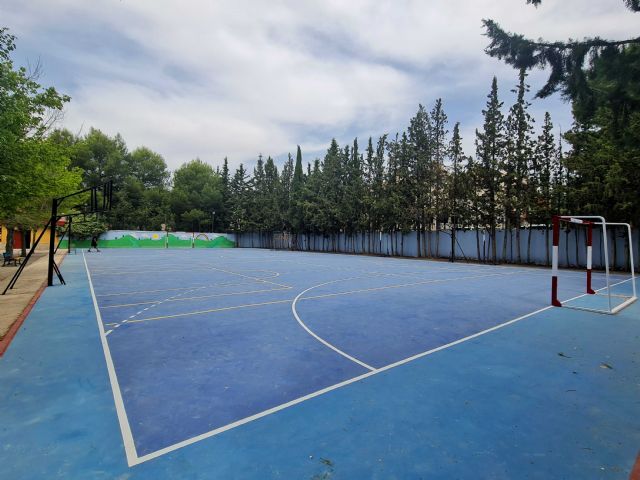 El Ayuntamiento de Caravaca reforma la pista deportiva del colegio Basilio Sáez, dotándola de pavimento antideslizante - 1, Foto 1