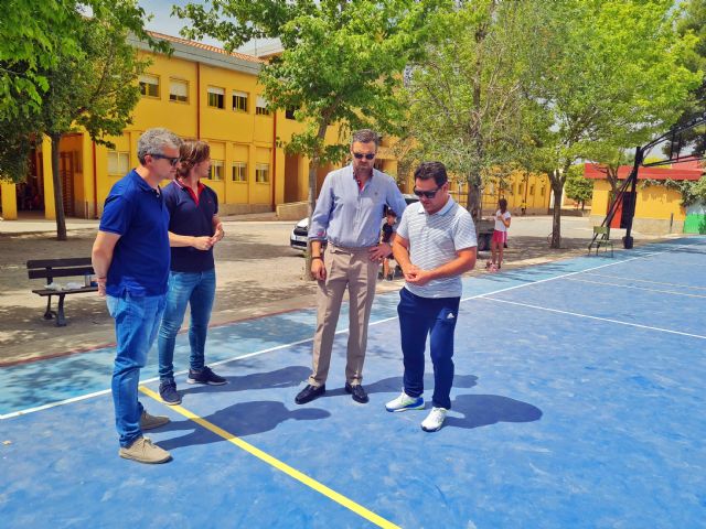 El Ayuntamiento de Caravaca reforma la pista deportiva del colegio Basilio Sáez, dotándola de pavimento antideslizante - 2, Foto 2