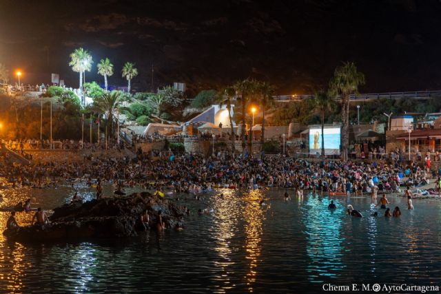 Cerca de 3.000 personas vibran en Cala Cortina con la proyección inmersiva de Infierno azul - 1, Foto 1