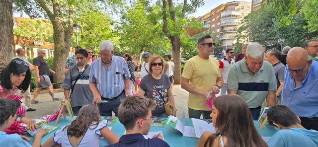 Álvaro, Erika, Felipe, Rubén, Sara y Lo Que Te Da La Gana obtuvieron un gran éxito en la firma de ejemplares de Secreto forestal - 2, Foto 2