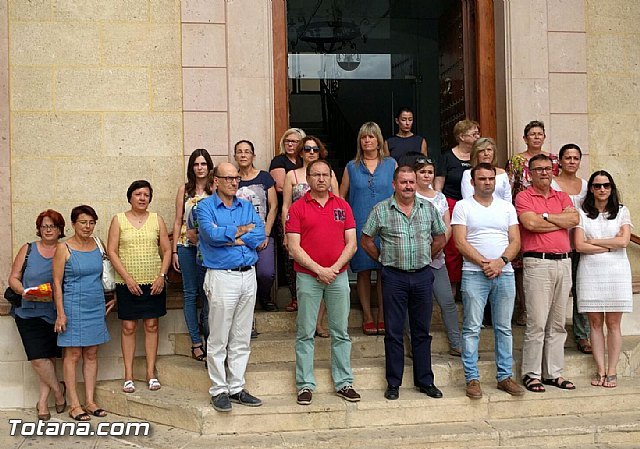 Se guarda un minuto de silencio a las puertas del Ayuntamiento por las víctimas del atentado terrorista de Niza, Foto 1