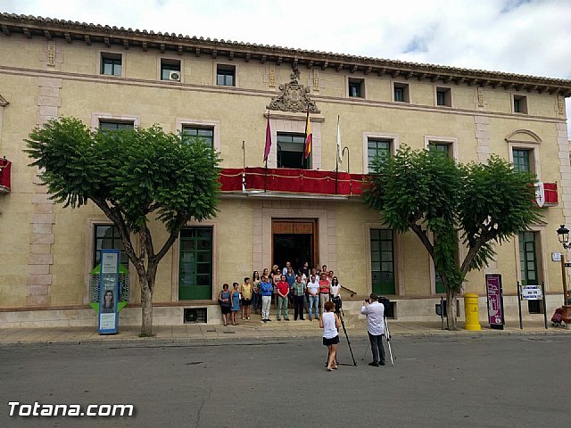 Se guarda un minuto de silencio a las puertas del Ayuntamiento por las víctimas del atentado terrorista de Niza, Foto 3