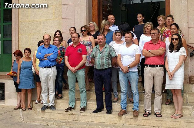 Se guarda un minuto de silencio a las puertas del Ayuntamiento por las víctimas del atentado terrorista de Niza, Foto 2