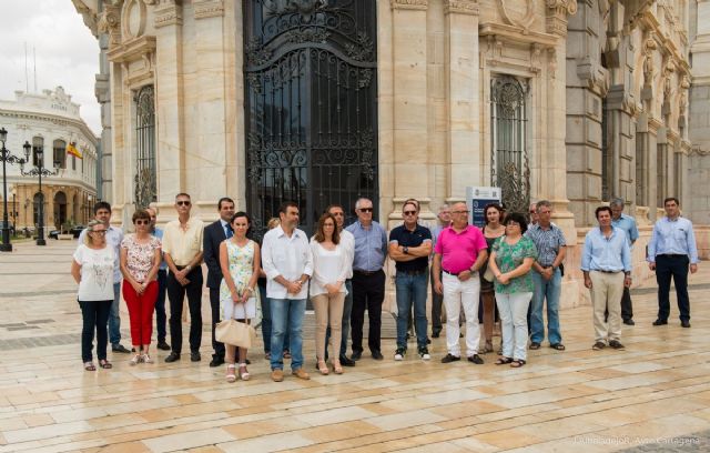 El Ayuntamiento de Cartagena guarda un minuto de silencio en solidaridad con los 84 muertos en Niza - 2, Foto 2