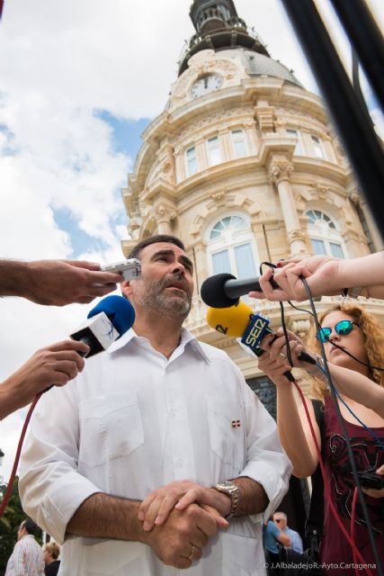 El Ayuntamiento de Cartagena guarda un minuto de silencio en solidaridad con los 84 muertos en Niza - 3, Foto 3