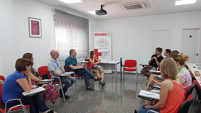 Spanish Red Cross and municipal social services technicians meet to assess the needs of the population, Foto 2
