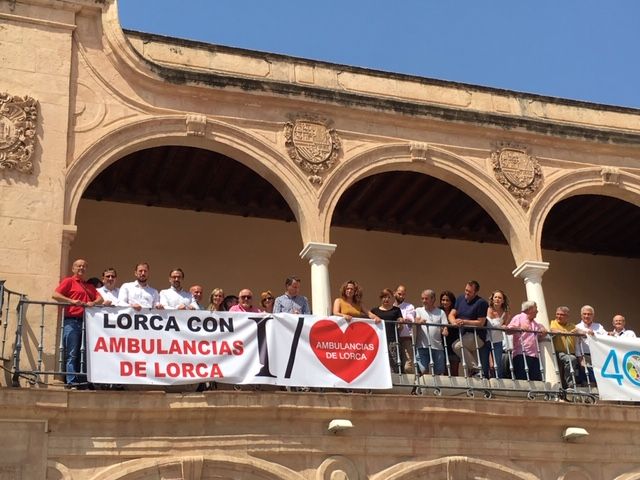 El Ayuntamiento de Lorca muestra su apoyo a la empresa Ambulorca con la colocación de una pancarta desde el balcón del Consistorio - 1, Foto 1
