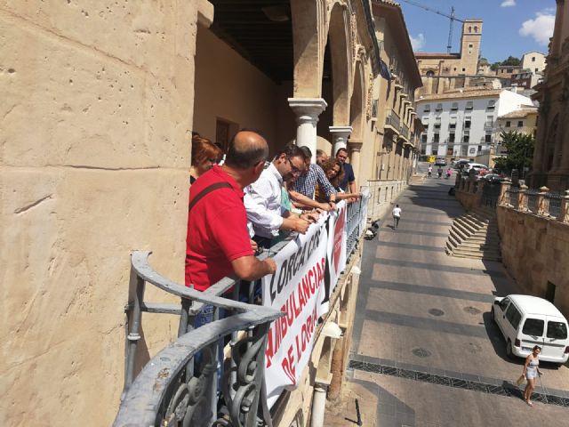 El Ayuntamiento de Lorca muestra su apoyo a la empresa Ambulorca con la colocación de una pancarta desde el balcón del Consistorio - 2, Foto 2