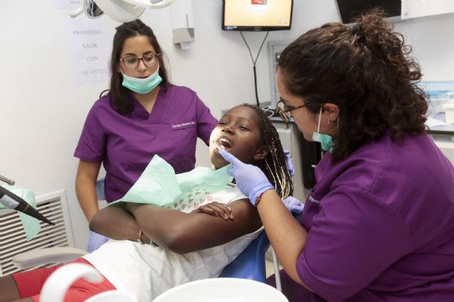 Los niños saharauis acogidos en familias murcianas acuden a hacerse revisiones a la clínica odontológica de la UMU - 2, Foto 2