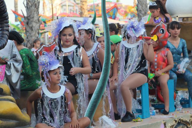 El desfile de carrozas cirra el programa de fiestas en honor a San Pedro - 3, Foto 3
