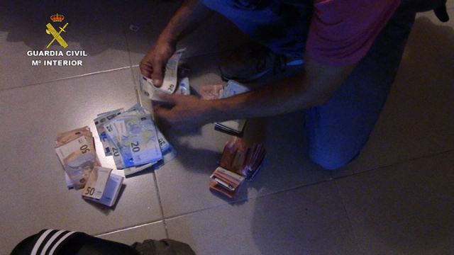La Guardia Civil desmantela una activa y peligrosa organización criminal dedicada al tráfico de drogas y al vuelco a otros traficantes de drogas, Foto 8