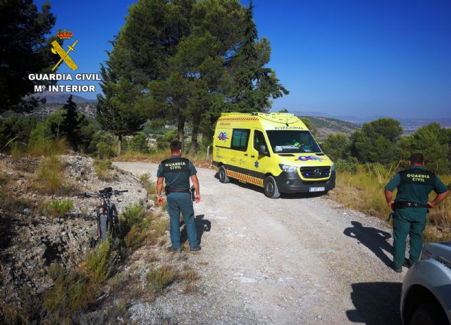 La Guardia Civil auxilia a un ciclista después de sufrir una grave caída - 1, Foto 1