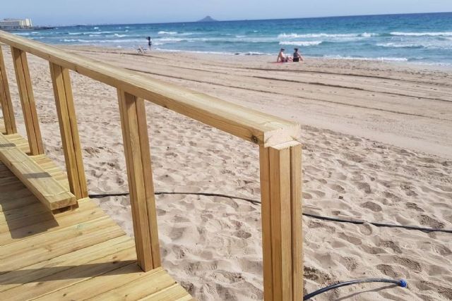 La Concejalía de Litoral renueva el mobiliario urbano de madera en La Manga y Cabo de Palos dañado por los temporales - 1, Foto 1