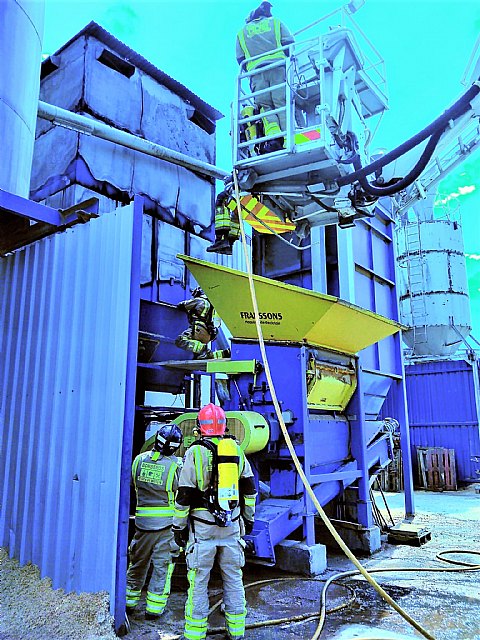 Incendio en un silo de madera de una fábrica de Yecla - 1, Foto 1