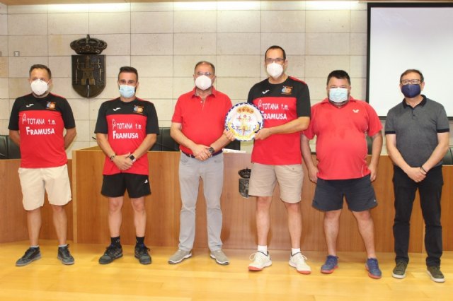 El Ayuntamiento realiza una recepción institucional al equipo Framusa Totana Tenis de Mesa por su éxito en los Campeonatos de España de Veteranos, celebrados en Antequera (Málaga) - 4, Foto 4