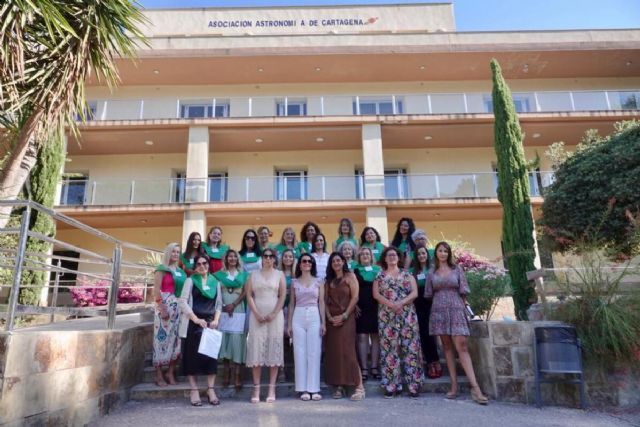 Las 18 alumnas del curso de Atención Sociosanitaria de la ADLE concluyen su formación y firman contratos de empleo - 1, Foto 1