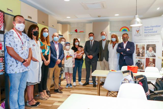 El Alcalde Serrano visita la Sala Familiar Ronald McDonald en el Hospital Clínico Universitario Virgen de la Arrixaca - 2, Foto 2