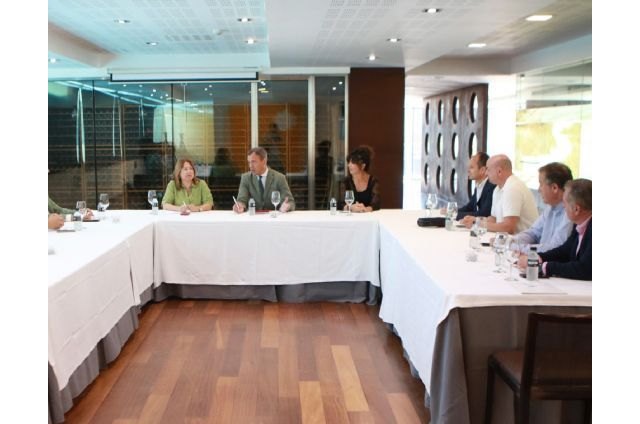 El bono turístico Mar Menor permite a partir de hoy ahorrar hasta un 50 por ciento en el coste del alojamiento y actividades náuticas - 1, Foto 1