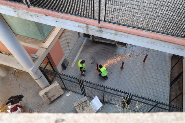 Las obras de reparación del pretil de piedra del 'Puente del Barrio' comienzan tras el accidente de tráfico ocurrido el pasado junio - 2, Foto 2
