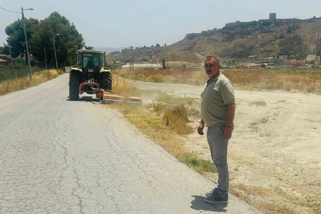 El Gobierno de Lorca desbroza más de 600 kilómetros de carreteras tras la proliferación de vegetación por las lluvias tardías de la primavera - 1, Foto 1