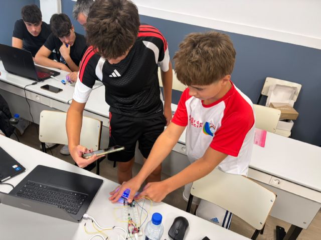 Futuros ingenieros ponen a prueba en la la UCAM la gravedad