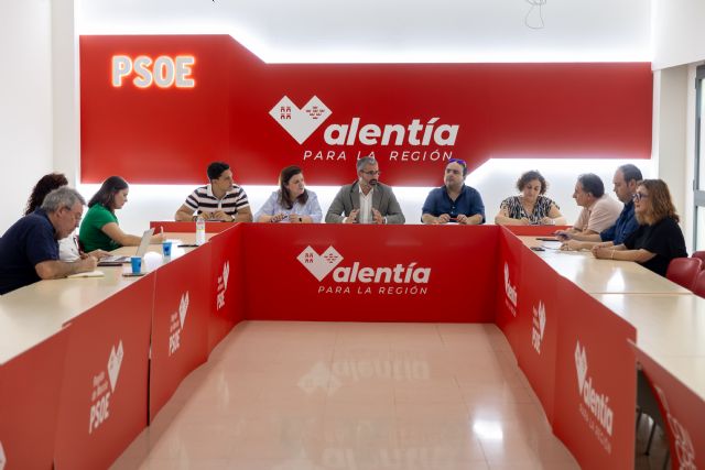 El secretario general del PSRM-PSOE, Francisco Lucas, se ha reunido con los sindicatos representados en la Mesa Sectorial de Educaci�n