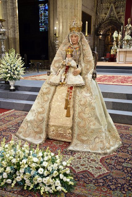 Sevilla. La Virgen de los Reyes bajo de su altar para la festividad de la Asunción - 1, Foto 1