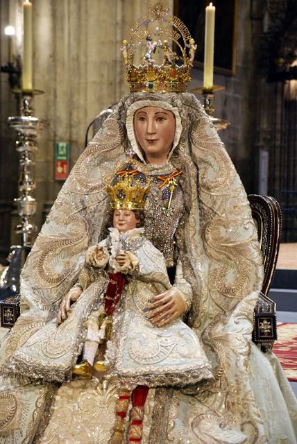 Sevilla. La Virgen de los Reyes bajo de su altar para la festividad de la Asunción - 2, Foto 2