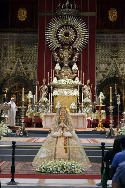 Sevilla. La Virgen de los Reyes bajo de su altar para la festividad de la Asunción - 4, Foto 4
