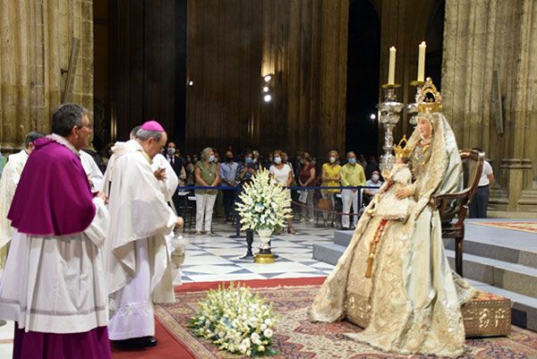 Sevilla. La Virgen de los Reyes bajo de su altar para la festividad de la Asunción - 5, Foto 5