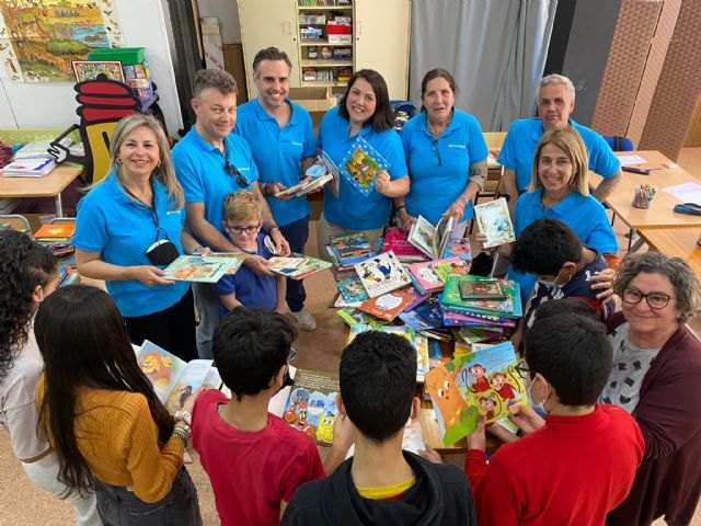 Voluntarios de CaixaBank atienden a más de 1.000 menores vulnerables para su refuerzo escolar durante el verano - 1, Foto 1