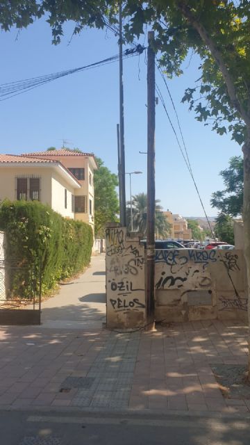 Los requerimientos del Ayuntamiento de Lorca consiguen la retirada de cinco postes de telefonía en el barrio de San José y Las Alamedas - 1, Foto 1
