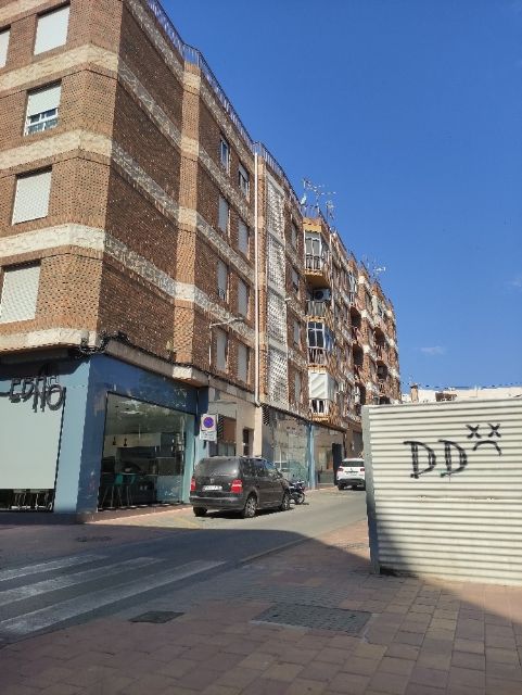 Los requerimientos del Ayuntamiento de Lorca consiguen la retirada de cinco postes de telefonía en el barrio de San José y Las Alamedas - 2, Foto 2