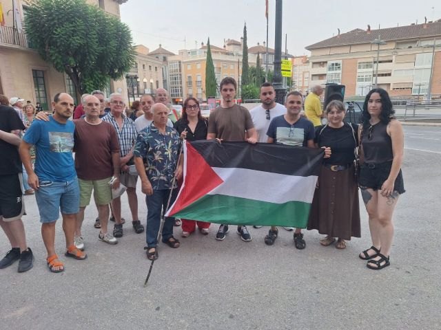 La Plaza del Ayuntamiento de Totana se llena para exigir el fin del genocidio en Gaza, Foto 2