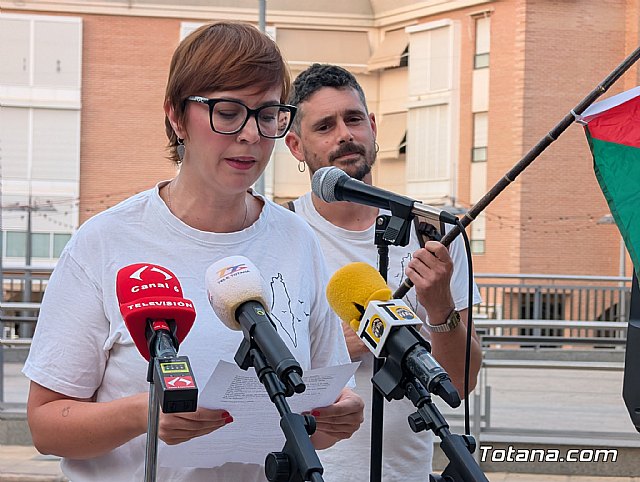 La Plaza del Ayuntamiento de Totana se llena para exigir el fin del genocidio en Gaza, Foto 3