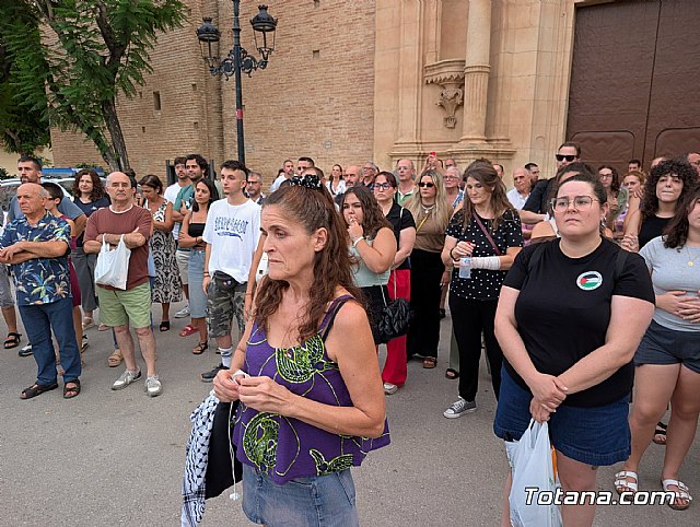 La Plaza del Ayuntamiento de Totana se llena para exigir el fin del genocidio en Gaza, Foto 4