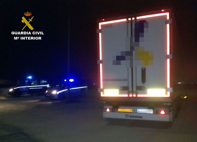 La Guardia Civil detiene al conductor de un camin articulado de gran tonelaje que cuadruplicaba la tasa de alcoholemia permitida, Foto 1