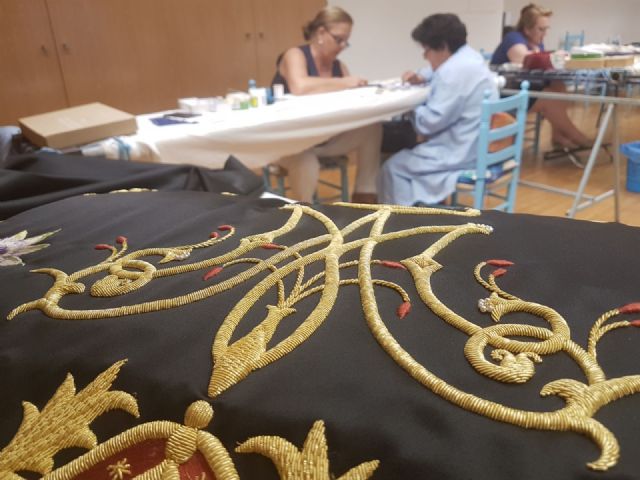 La Stma. Virgen de los Dolores aumenta su ajuar con un nuevo cojín - 2, Foto 2