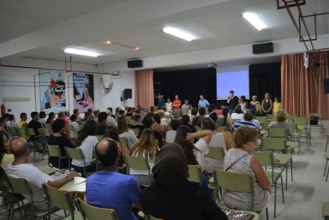 La alcaldesa y la edil de cultura inauguran el curso de Educación para Adultos - 1, Foto 1