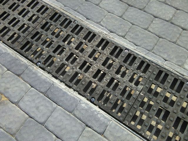 El PSOE denuncia imbornales simulados en la calle y obras mal acabadas en la Ramblilla de Tejares del Barrio de San Cristóbal de Lorca - 2, Foto 2