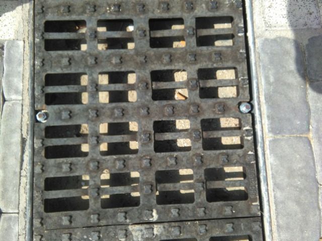 El PSOE denuncia imbornales simulados en la calle y obras mal acabadas en la Ramblilla de Tejares del Barrio de San Cristóbal de Lorca - 3, Foto 3