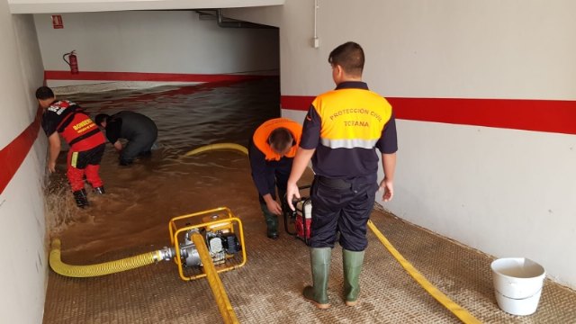 Voluntarios de Protección Civil en Totana participan hoy en las labores de apoyo para la evacuación de familias y achiques de garajes, bajos y sótanos comerciales en Los Alcázares, Foto 1