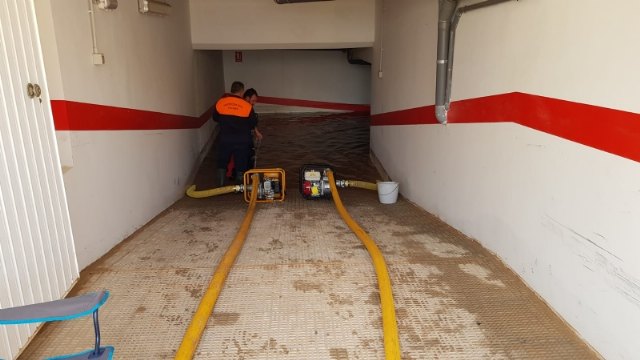 Voluntarios de Protección Civil en Totana participan hoy en las labores de apoyo para la evacuación de familias y achiques de garajes, bajos y sótanos comerciales en Los Alcázares - 2, Foto 2