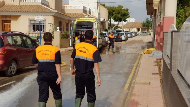 Voluntarios de Protección Civil en Totana participan hoy en las labores de apoyo para la evacuación de familias y achiques de garajes, bajos y sótanos comerciales en Los Alcázares, Foto 4