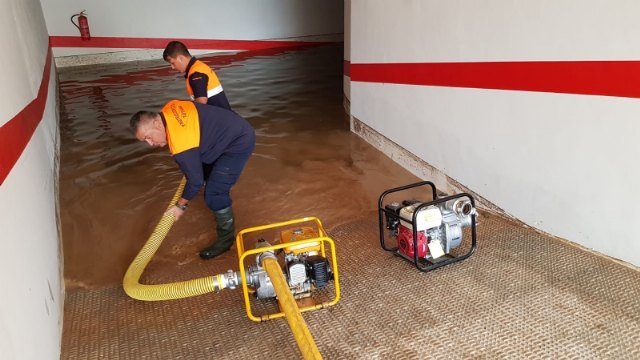 Civil Protection Volunteers in Totana participate today in the support efforts for the evacuation of families and drains from garages, basements and commercial basements in Los Alczares, Foto 6