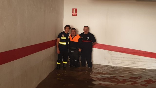 Voluntarios de Protección Civil en Totana participan hoy en las labores de apoyo para la evacuación de familias y achiques de garajes, bajos y sótanos comerciales en Los Alcázares, Foto 7