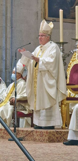 El nuncio apostólico impone el palio arzobispal a Mons. Saiz Meneses, Prelado de la Iglesia hispalense - 1, Foto 1