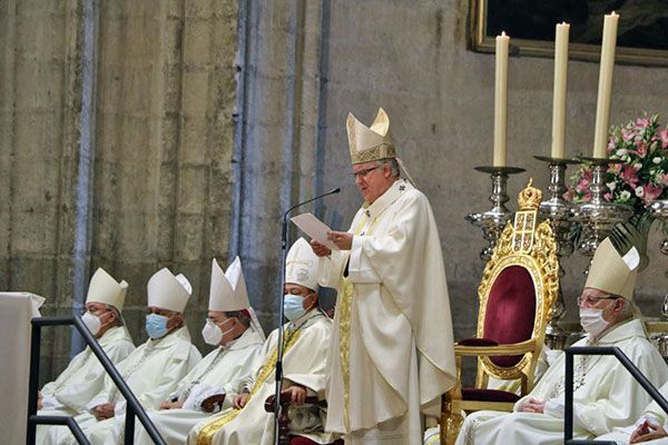 El nuncio apostólico impone el palio arzobispal a Mons. Saiz Meneses, Prelado de la Iglesia hispalense - 2, Foto 2